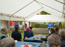 Die geladenen Gäste verfolgten das Geschehen bei Kaffee und Rotwein in hübsch französisch dekorierten Pavillons